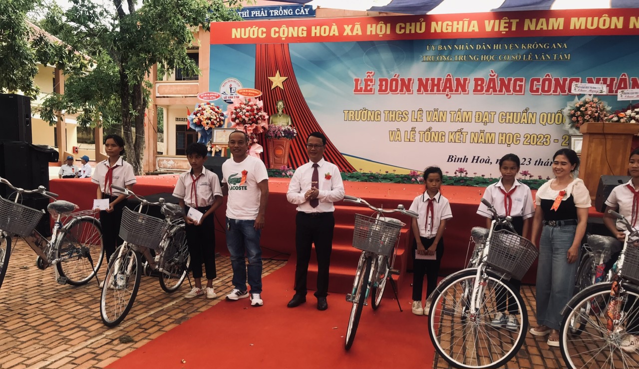 HKH huyện Krông Ana trao xe đạp